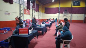 Lee más sobre el artículo Con resguardos sanitarios, hoy se realizó la entrega de computadores con conexión gratuita a internet a estudiantes de 7° básico.