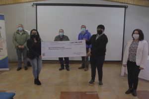 Lee más sobre el artículo Entregan becas a estudiantes de Loncoche por casi 30 millones de pesos.