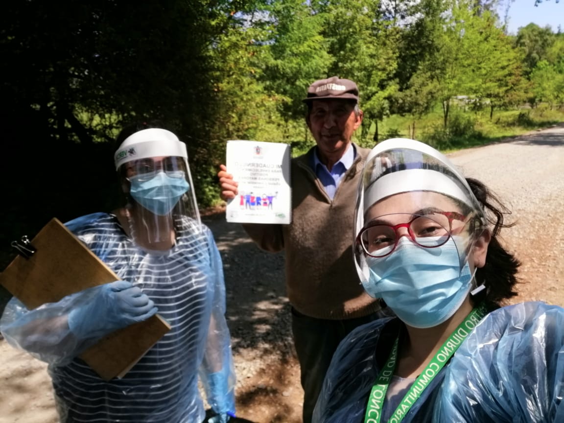 En este momento estás viendo Equipo de Oficina Municipal de Personas Mayores de Loncoche, comienza proceso de entrega a personas mayores de 60 años un kit de Envejecimiento Positivo » salud y bienestar en la vejez».