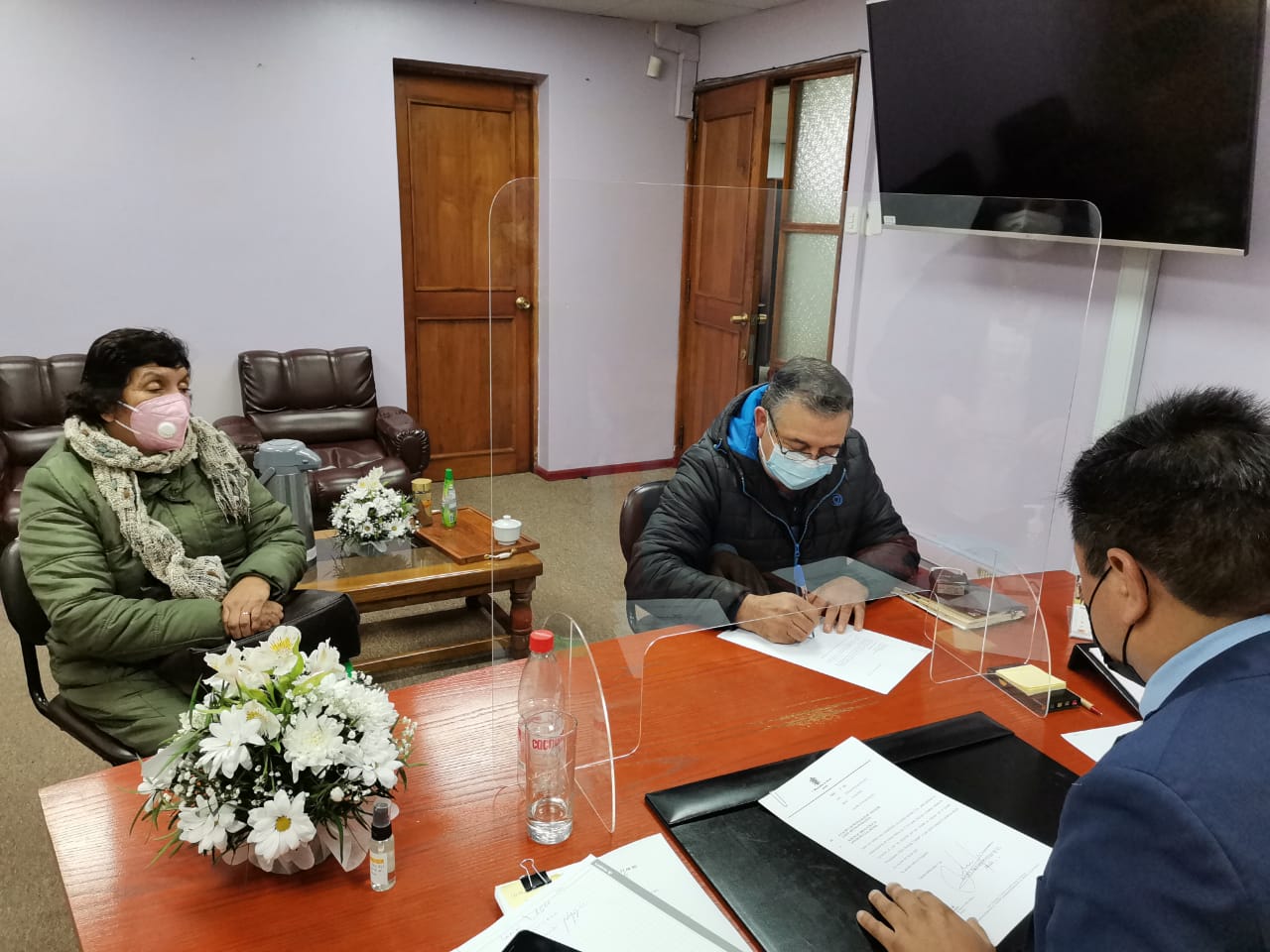 En este momento estás viendo FIRMA DE OFICIO ENTRE ALCALDE Y COMITÉ PRO ADELANTO CAMINO CASAHUE-HUISCAPI.