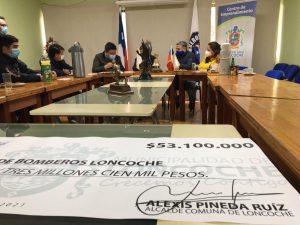 Lee más sobre el artículo CUERPO DE BOMBEROS DE LONCOCHE RECIBE SUBVENCIÓN MUNICIPAL DE MANOS DEL ALCALDE ALEXIS PINEDA.