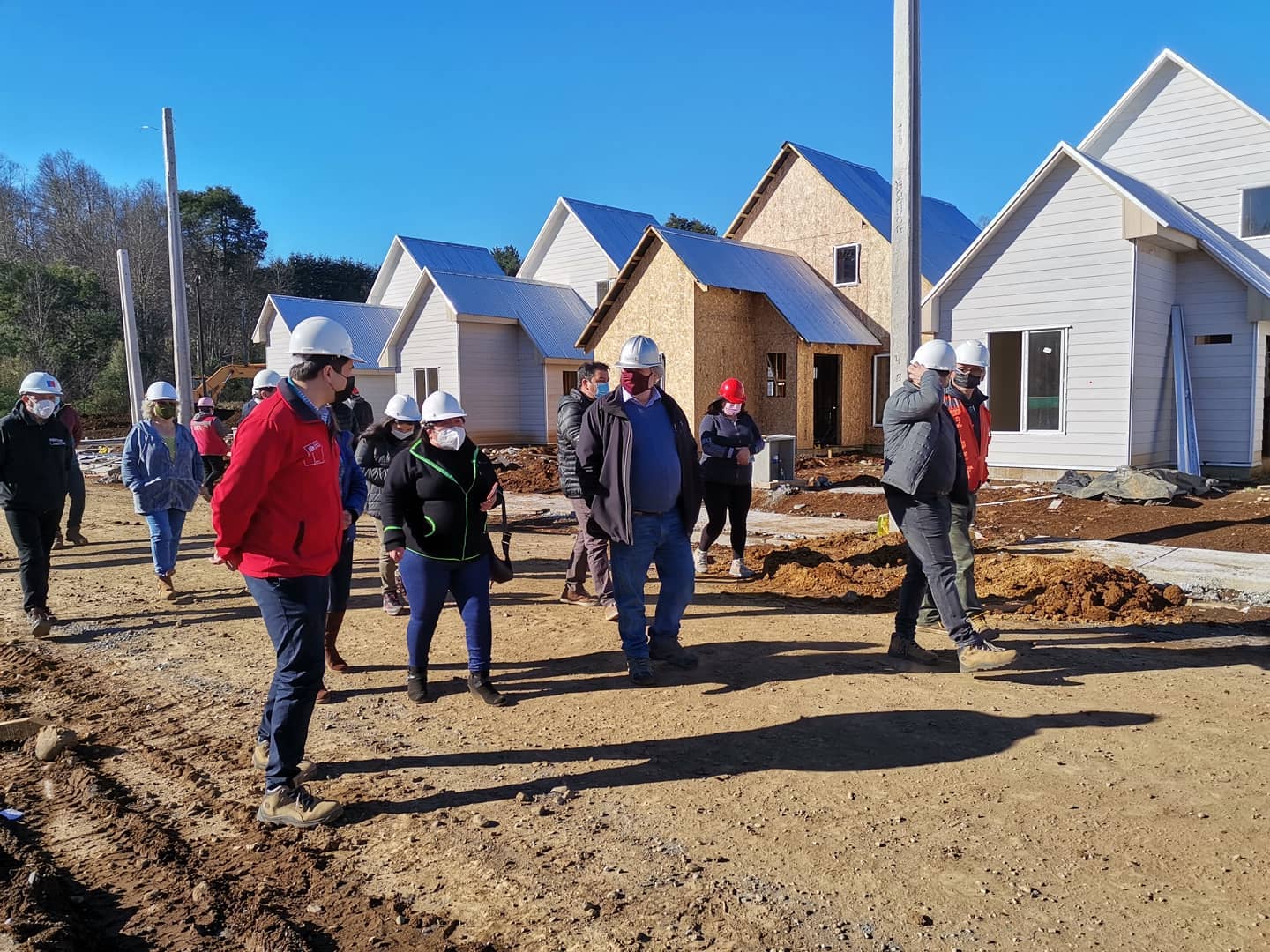 En este momento estás viendo EQUIPO MUNICIPAL Y VECINOS VISITAN AVANCES DE PROYECTO HABITACIONAL EN HUISCAPI.
