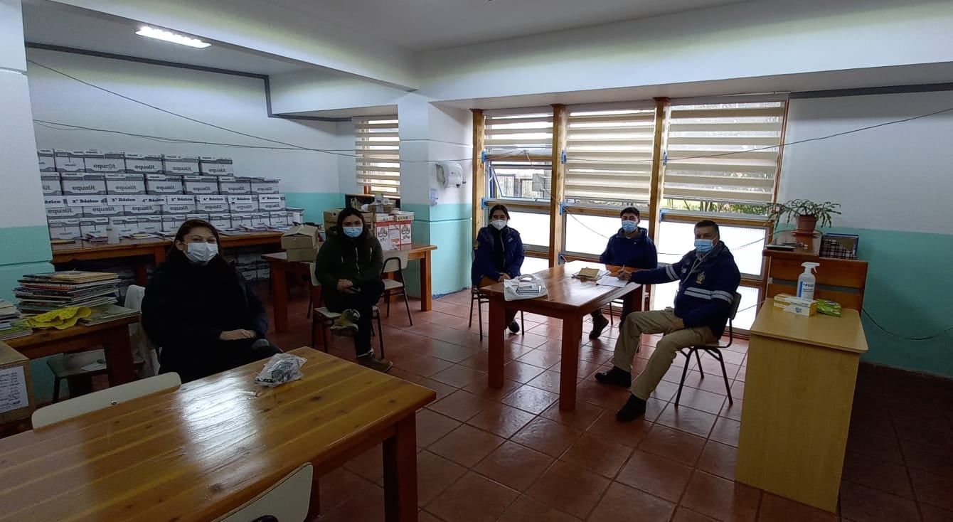 En este momento estás viendo SENDA Previene saluda a la Directora de la Escuela Domitila Pinna Parra.
