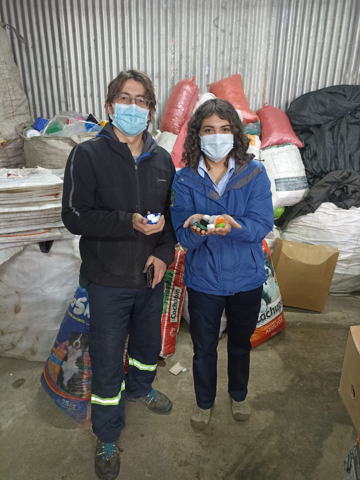 Lee más sobre el artículo DIRECCIÓN DE MEDIO AMBIENTE, ASEO Y ORNATO ENTREGAN TAPAS DE BOTELLAS PLÁSTICAS POR UNA NOBLE CAUSA.