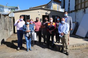 Lee más sobre el artículo ALCALDE ALEXIS PINEDA Y DIRECTORA REGIONAL DE ONEMI ENTREGAN VIVIENDAS DE EMERGENCIAS A VECINOS AFECTADOS POR INCENDIO EN LONCOCHE.