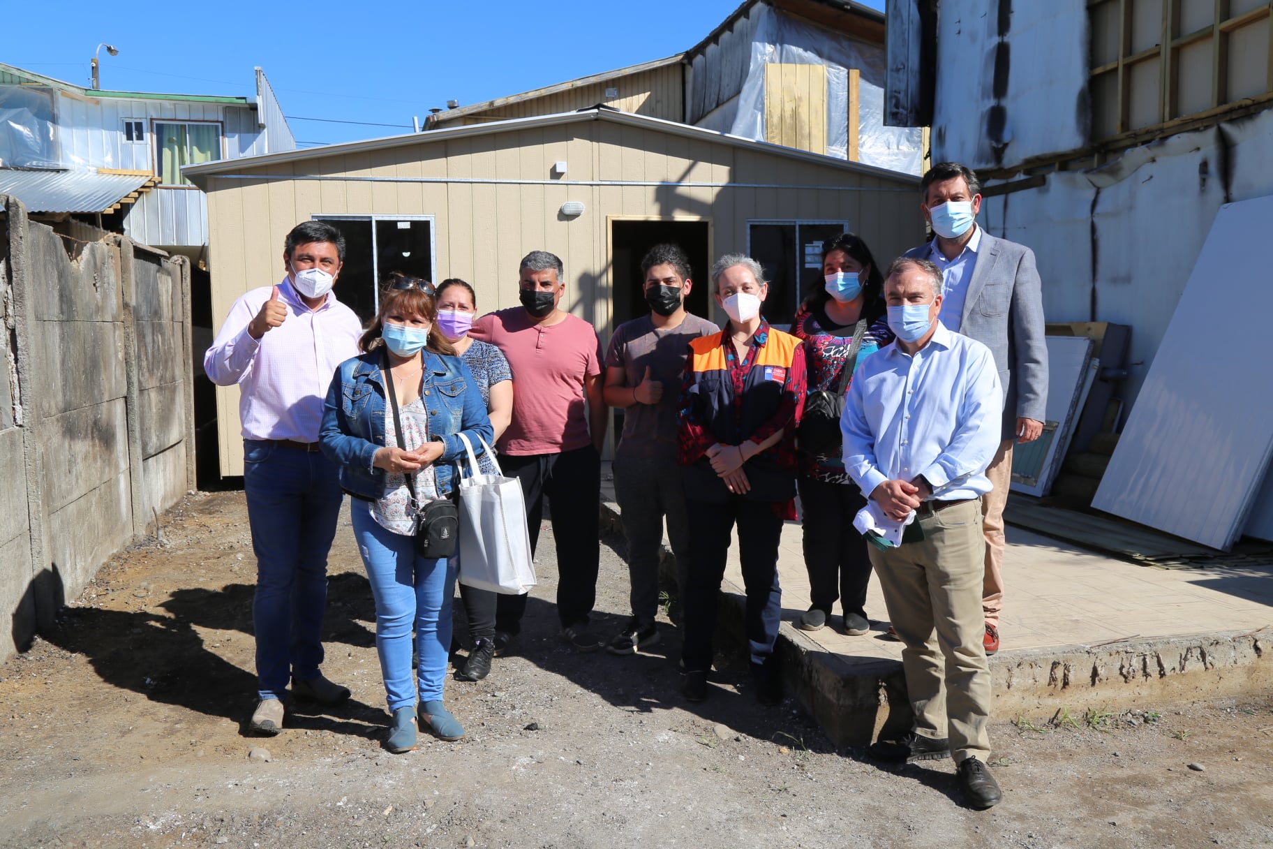 Lee más sobre el artículo ALCALDE ALEXIS PINEDA Y DIRECTORA REGIONAL DE ONEMI ENTREGAN VIVIENDAS DE EMERGENCIAS A VECINOS AFECTADOS POR INCENDIO EN LONCOCHE.