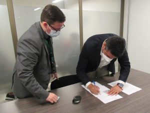 Lee más sobre el artículo ALCALDE ALEXIS PINEDA FIRMÓ CONVENIO PARA AUMENTAR RECURSOS DE PROYECTO POLIDEPORTIVO.