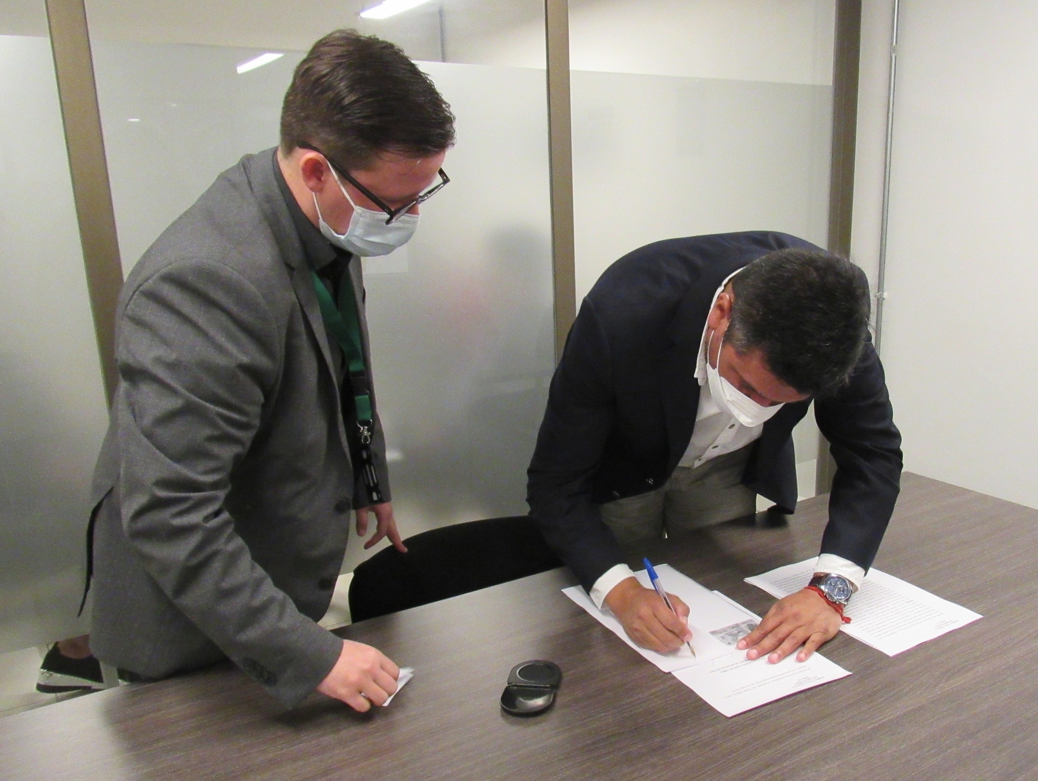 Lee más sobre el artículo ALCALDE ALEXIS PINEDA FIRMÓ CONVENIO PARA AUMENTAR RECURSOS DE PROYECTO POLIDEPORTIVO.