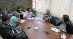 Lee más sobre el artículo ALCALDE ALEXIS PINEDA LUEGO DE REUNIRSE CON LA ASOCIACIÓN MAPUCHE DE LONCOCHE: “CREEMOS POSIBLE CONVERTIRNOS EN EL ESPACIO DONDE LA ARAUCANÍA REALICE EL PARLAMENTO POR LA PAZ”.