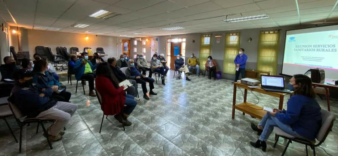 En este momento estás viendo EQUIPO SECPLAN DEL MUNICIPIO SE REUNE CON VECINOS DE SERVICIOS SANITARIOS RURALES.