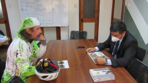 Lee más sobre el artículo ACTIVISTA DE LOS DERECHOS DE LOS ANIMALES QUE RECORRE EL MUNDO EN BICICLETA VISITA AL ALCALDE ALEXIS PINEDA.