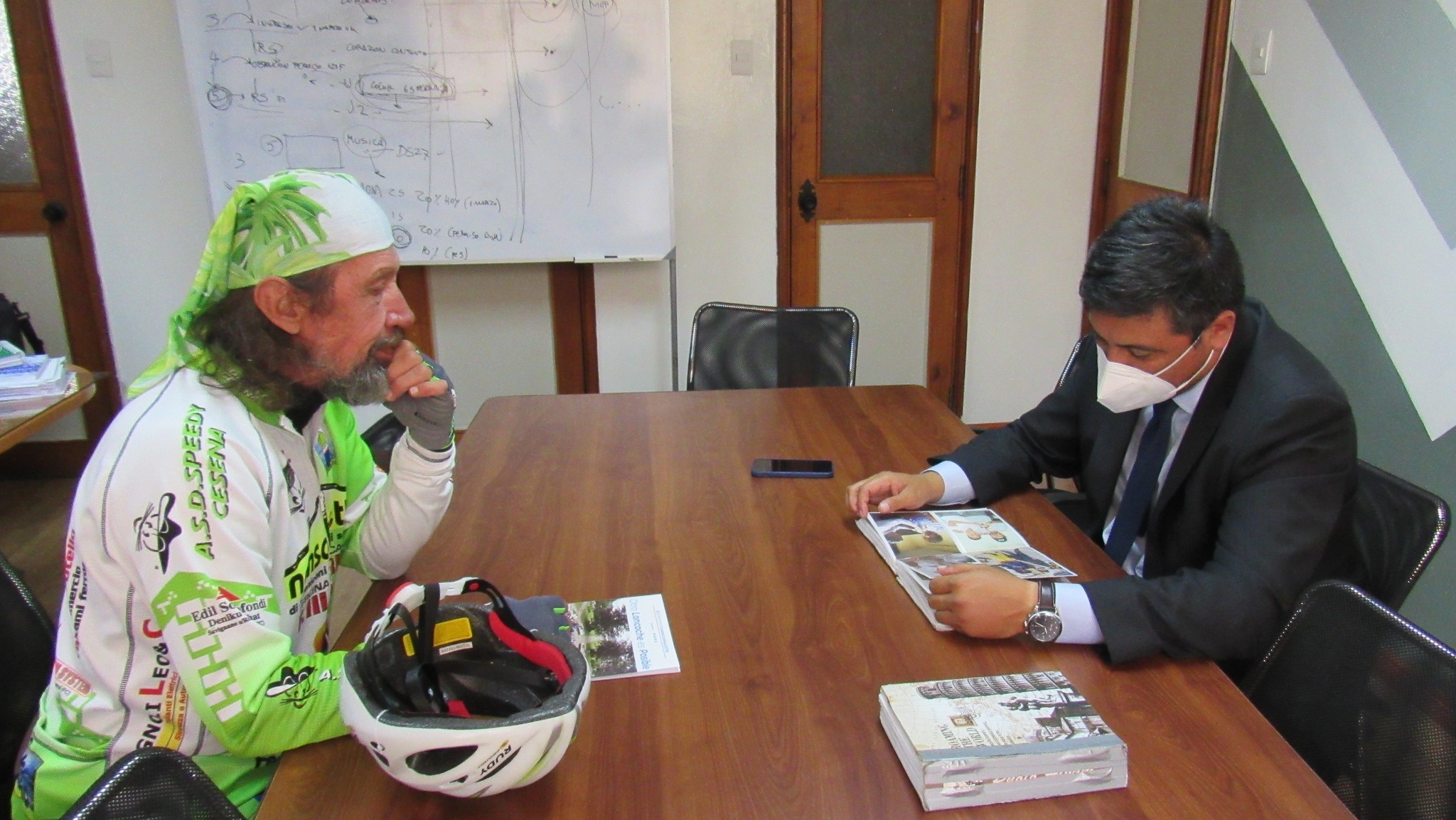 En este momento estás viendo ACTIVISTA DE LOS DERECHOS DE LOS ANIMALES QUE RECORRE EL MUNDO EN BICICLETA VISITA AL ALCALDE ALEXIS PINEDA.