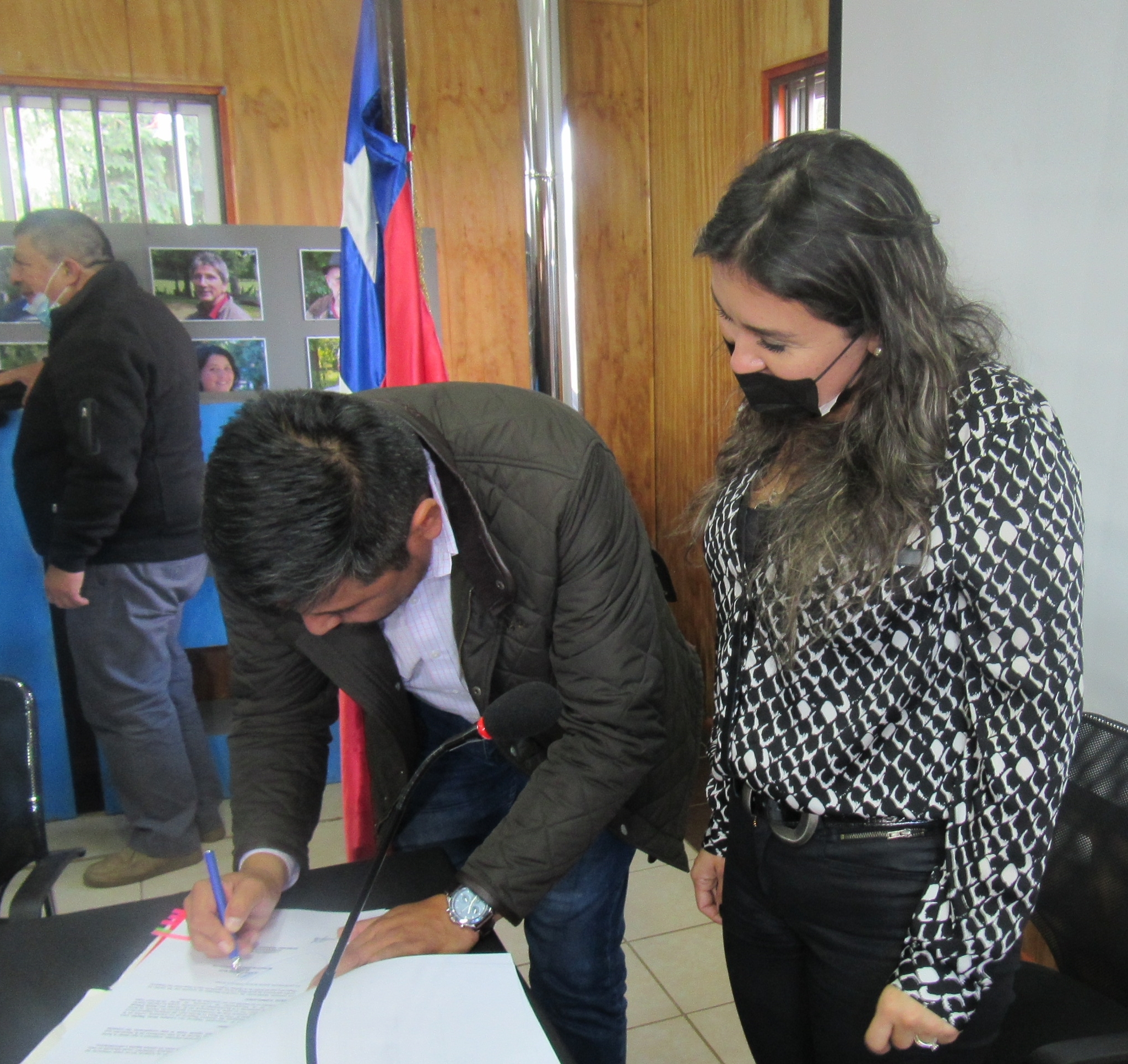 En este momento estás viendo ALCALDE FIRMA DOCUMENTO PARA NUEVAS LUMINARIAS.