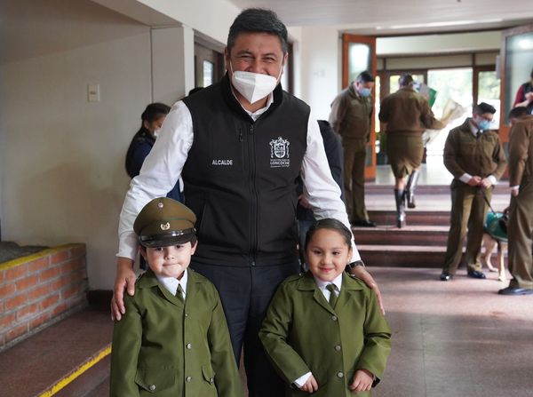 En este momento estás viendo ALCALDE Y ESTUDIANTES ENTREGAN SALUDO EN EL DÍA DEL CARABINERO
