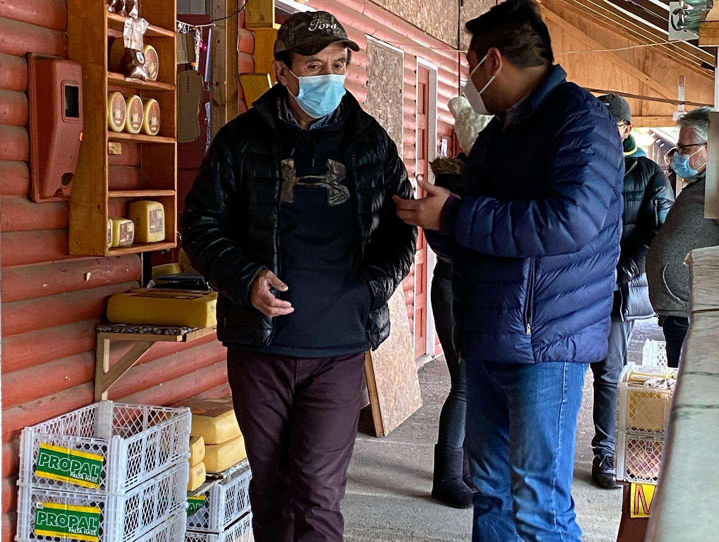 En este momento estás viendo ALCALDE Y ARTESANOS SE REUNEN EN LOCALIDAD DE LA PAZ.