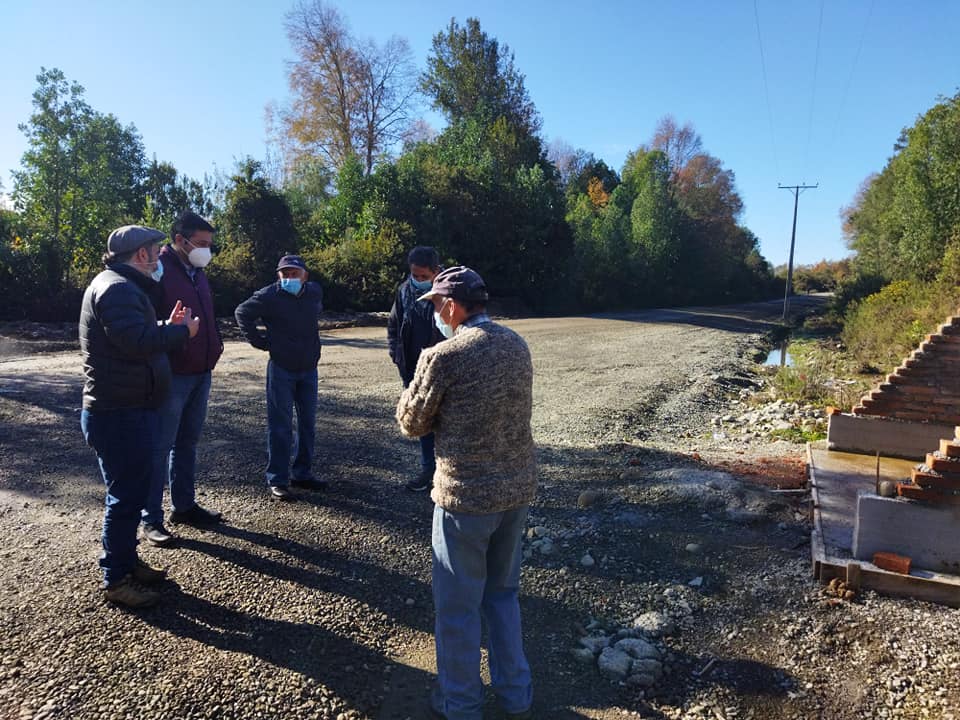 En este momento estás viendo AUTORIDADES OBSERVAN EN TERRENO MAL ESTADO DE ENTRADA A COMUNIDAD CALFULAF.