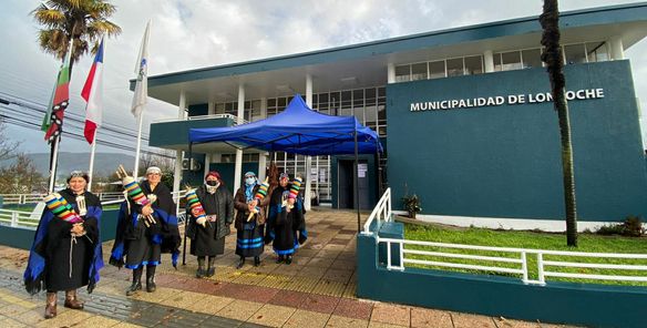 En este momento estás viendo TEJEDORAS DE LONCOCHE PARTICIPAN DEL RECORD MUNDIAL DEL TELAR MÁS GRANDE EN PUERTO SAAVEDRA.