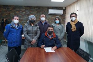 Lee más sobre el artículo ALCALDE FIRMA AUTORIZACIÓN DE CONCESIÓN DE APROVECHAMIENTO DE AGUAS PARA SISTEMAS SANITARIOS EL PRADO Y CASAHUE.