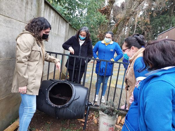 En este momento estás viendo CAPACITACIÓN SOBRE COMPOSTAJE A FUNCIONARIAS DEL JARDÍN INFANTIL Y SALA CUNA BOSQUE ENCANTADO.