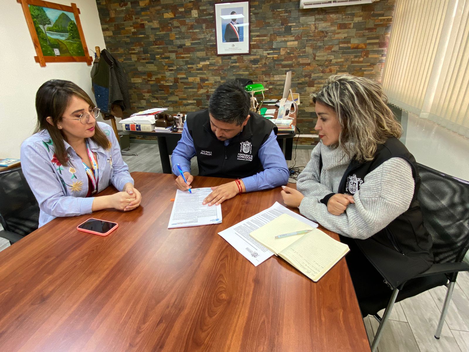 En este momento estás viendo FIRMAN CONTRATO PARA NUEVA OFICINA MUNICIPAL DE SANEAMIENTOS EN LONCOCHE