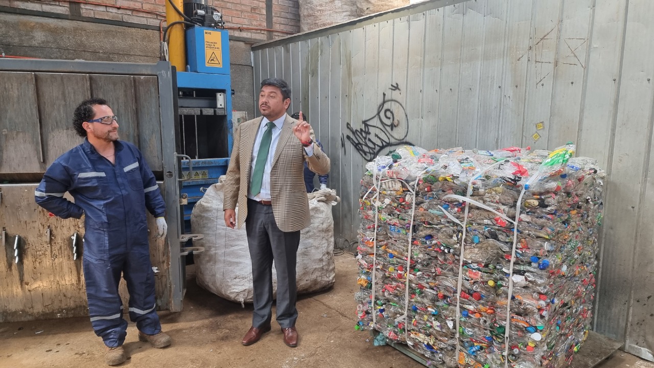 En este momento estás viendo FIRMAN CONVENIO PARA CONVERTIR A LONCOCHE EN COMUNA CERO RESIDUOS.
