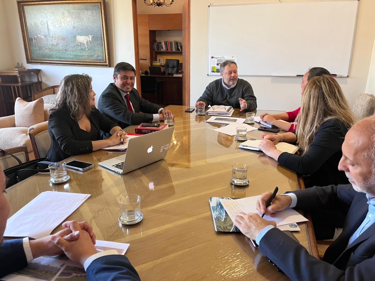En este momento estás viendo ALCALDE ALEXIS PINEDA RUIZ SE REUNE CON SUBSECRETARIO DE OBRAS PÚBLICAS EN SANTIAGO.