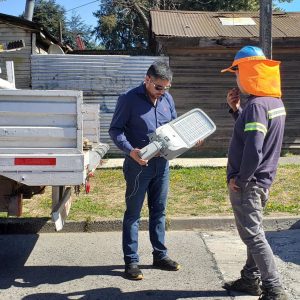 Lee más sobre el artículo LONCOCHE AVANZA EN REPOSICIÓN DE LUMINARIAS LED EN ALUMBRADO PÚBLICO.