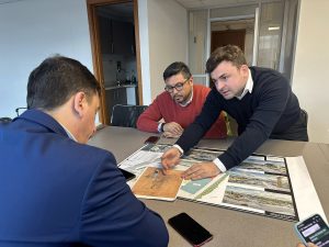 Lee más sobre el artículo ALCALDE SE REÚNE CON SEREMI DE VIVIENDA PARA PRESENTAR PROYECTO DE INVERSIÓN PÚBLICO – PRIVADA.