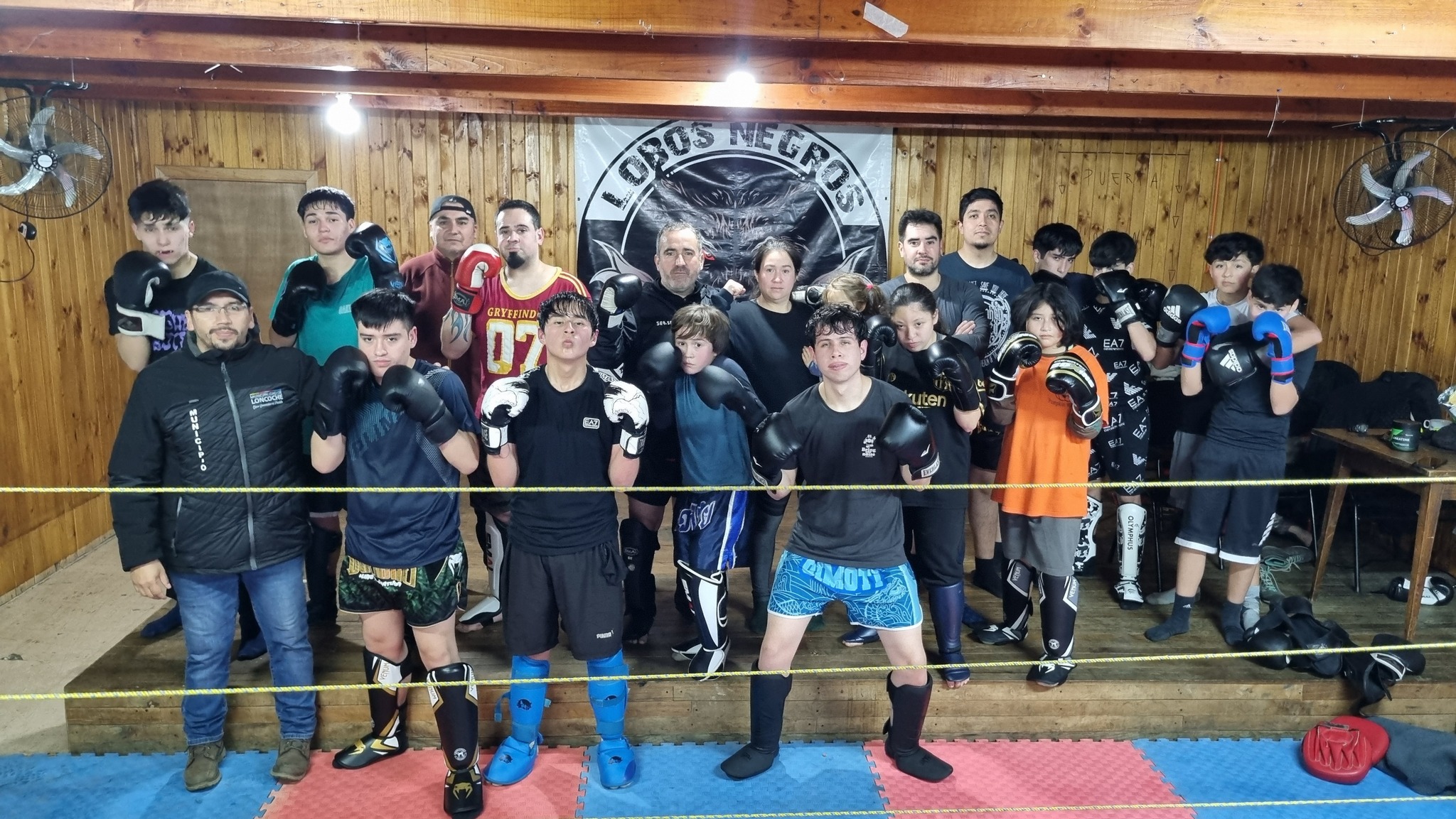 Lee más sobre el artículo PATRIMONIO DEPORTIVO: KICK BOXING EN LONCOCHE. ACADEMIA DE ARTES MARCIALES LOBOS NEGROS.