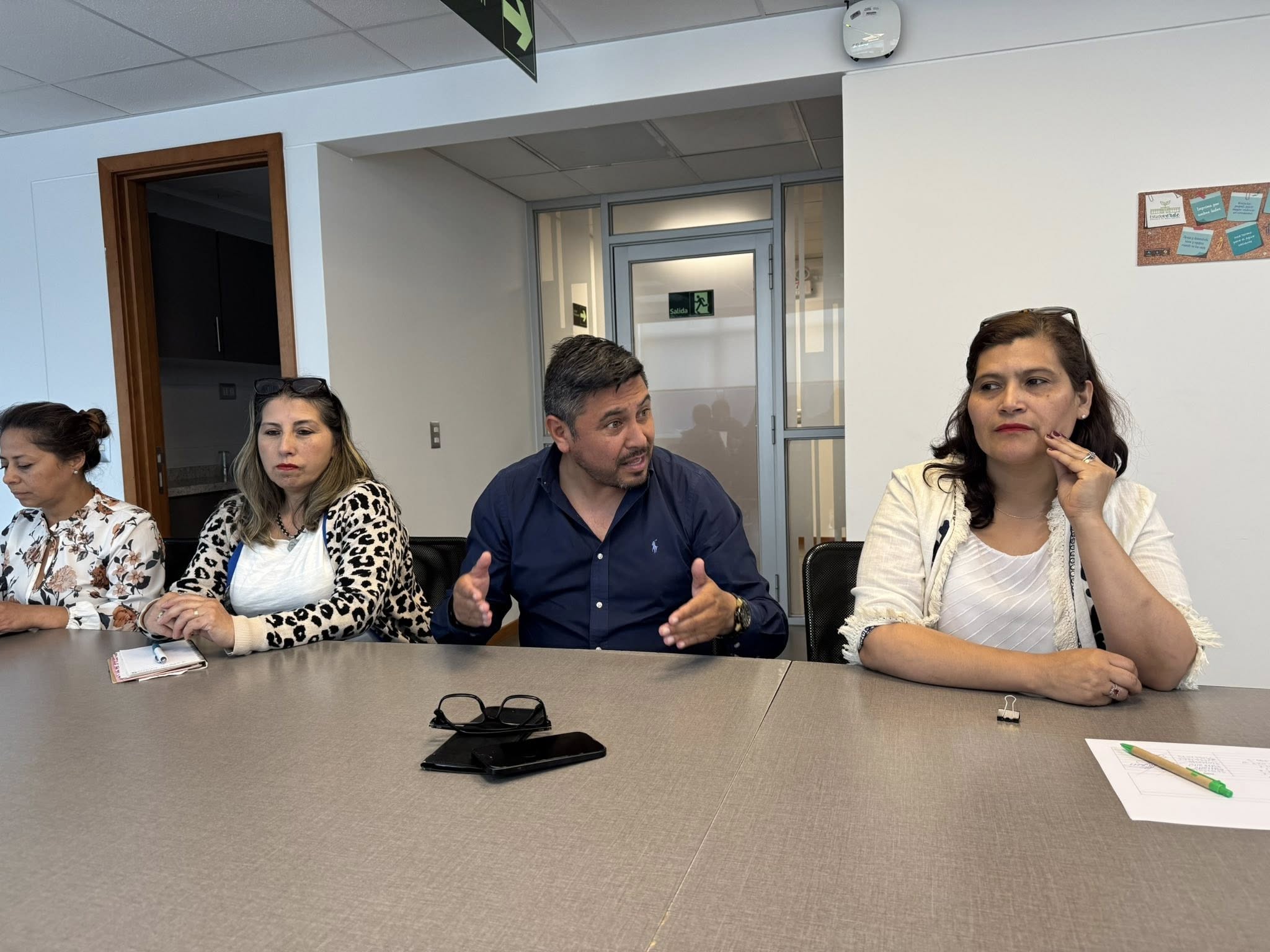 Lee más sobre el artículo REUNIÓN CON SEREMI DE VIVIENDA PARA AVANZAR POR LA LOCALIDAD DE LA PAZ