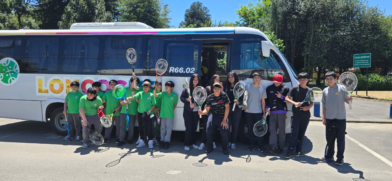 Lee más sobre el artículo DELEGACIÓN DE ESTUDIANTES DE LONCOCHE VIVE UNA INOLVIDABLE JORNADA EN EL CHALLENGER ATP 100 TEMUCO