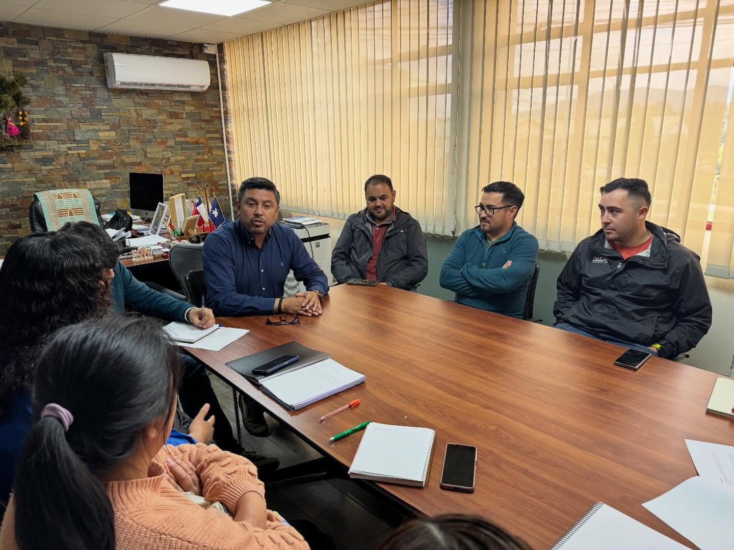 En este momento estás viendo Alcalde y Equipo Municipal se reúnen con el Centro de Padres de la Escuela Domitila Pinna Parra de La Paz