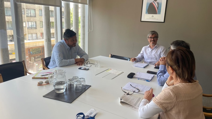 Lee más sobre el artículo ALCALDE AVANZA GESTIONES PARA CALLE TECHADA EN SANTIAGO