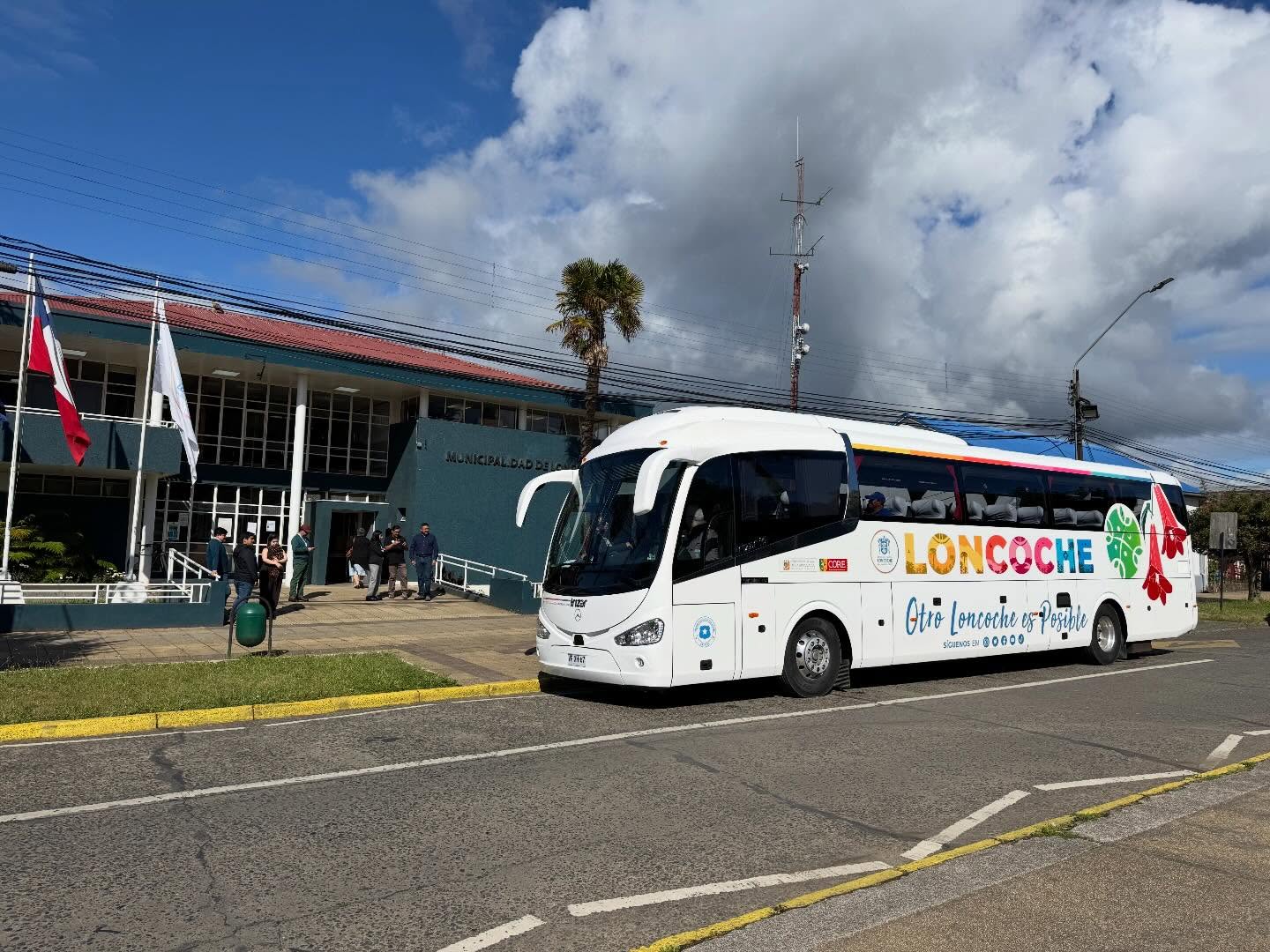 Lee más sobre el artículo ¡Un Sueño Hecho Realidad: Loncoche Recibe su Nuevo Bus Municipal!