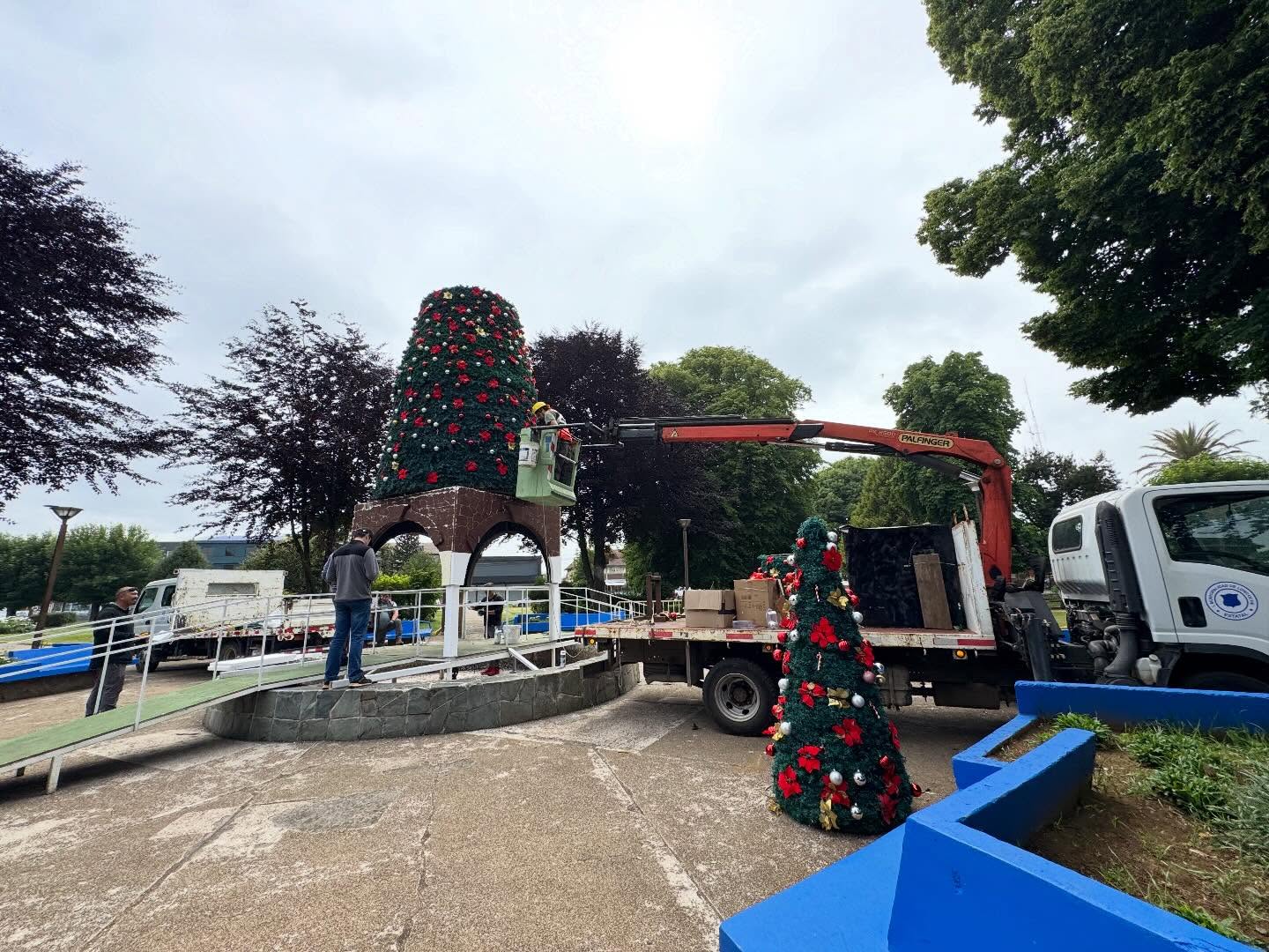 En este momento estás viendo 🎄✨ Avanzan los Preparativos Navideños en la Plaza de Armas ✨