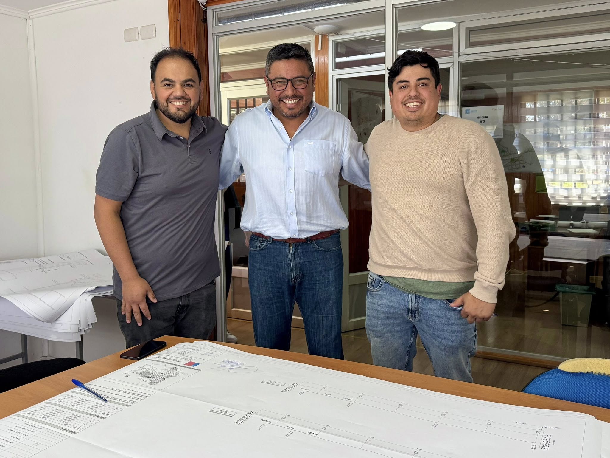 En este momento estás viendo Alcalde firma planos para la construcción del Cuartel de la 2ª Compañía de Bomberos de Loncoche