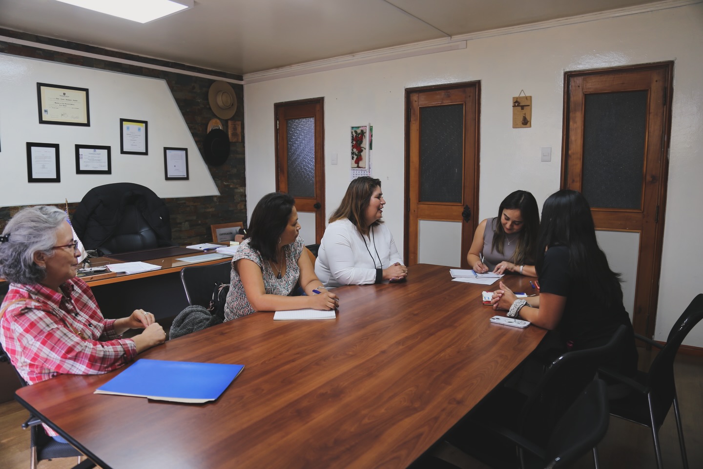 En este momento estás viendo Municipalidad de Loncoche fortalece vínculos con la Agrupación Fibrorenace