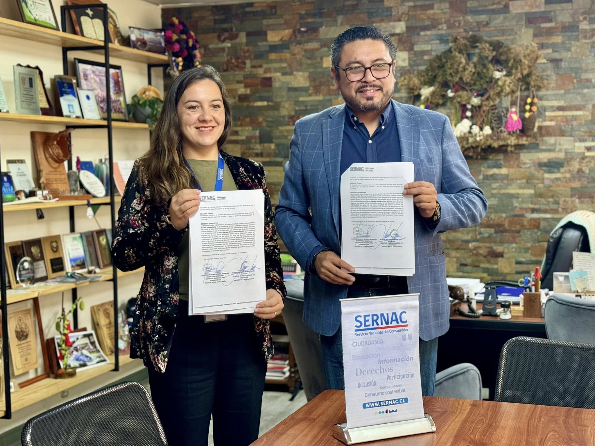 En este momento estás viendo ALCALDE FIRMA CONVENIO CON SERNAC