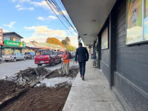 Lee más sobre el artículo Visitando los avances de las nuevas veredas del centro de Loncoche