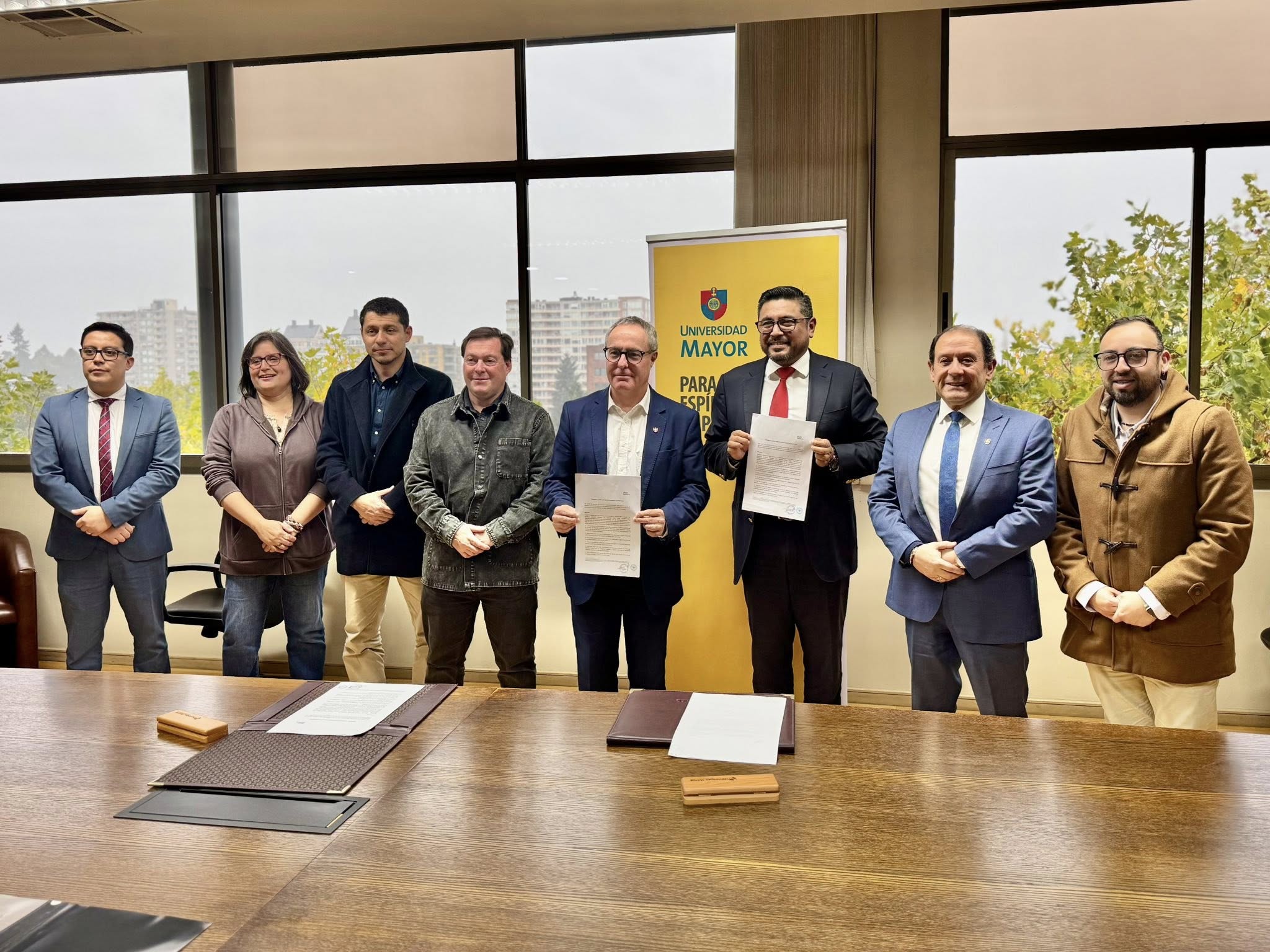 En este momento estás viendo Alcalde de Loncoche firma convenio de colaboración con la Universidad Mayor de Temuco