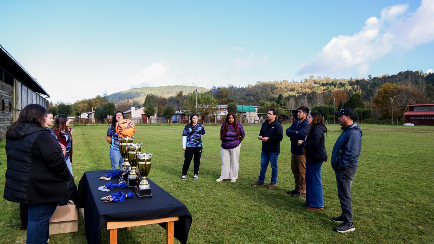 Lee más sobre el artículo ENTREGA DE IMPLEMENTACIÓN DEPORTIVA AL CLUB FEMENINO UNIÓN LONCOCHE