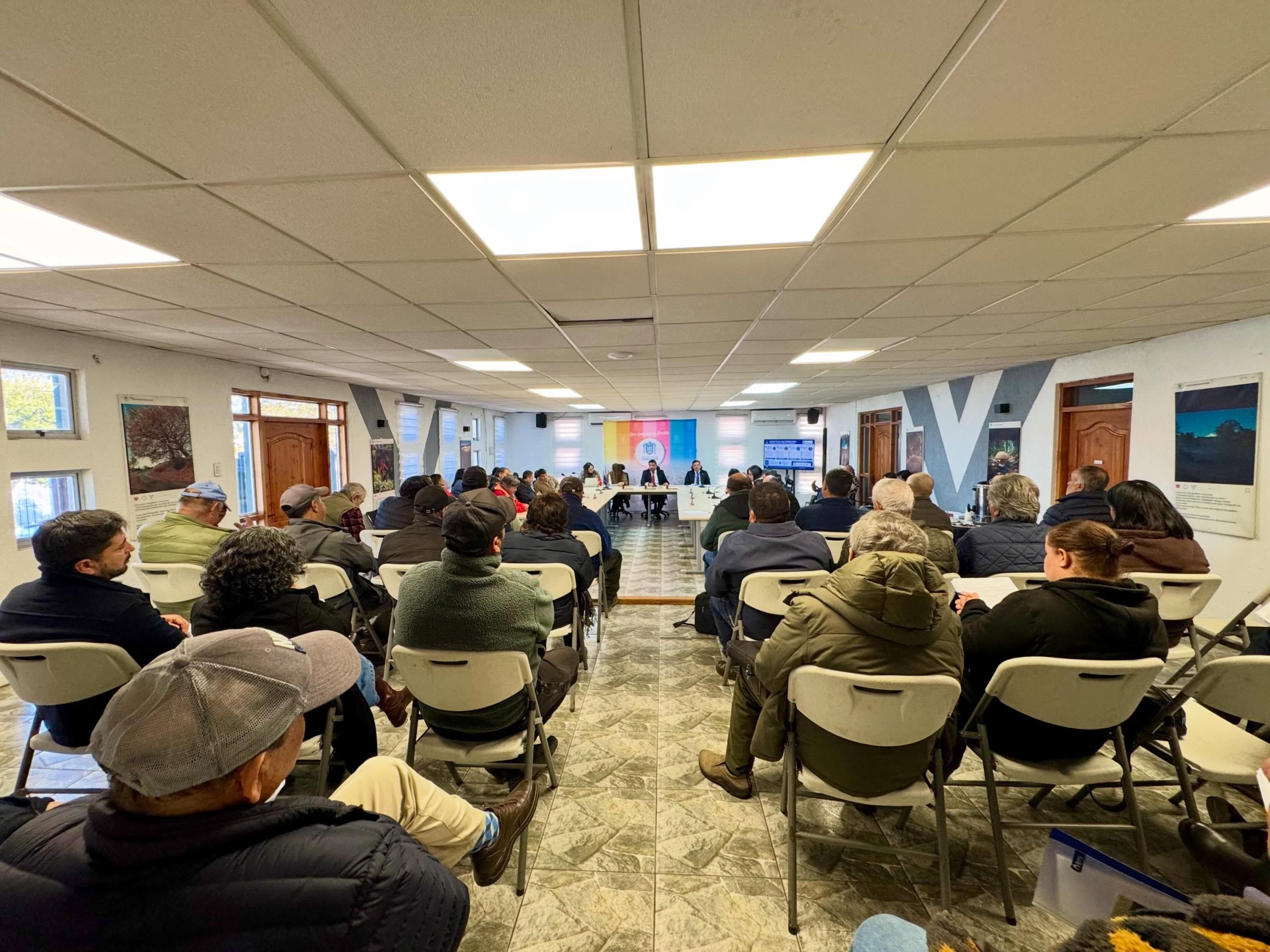 En este momento estás viendo MUNICIPIO Y DOH SE REÚNEN CON DIRECTIVAS DE APR’S PARA REVISAR AVANCES DE PROYECTOS DE AGUA POTABLE RURAL