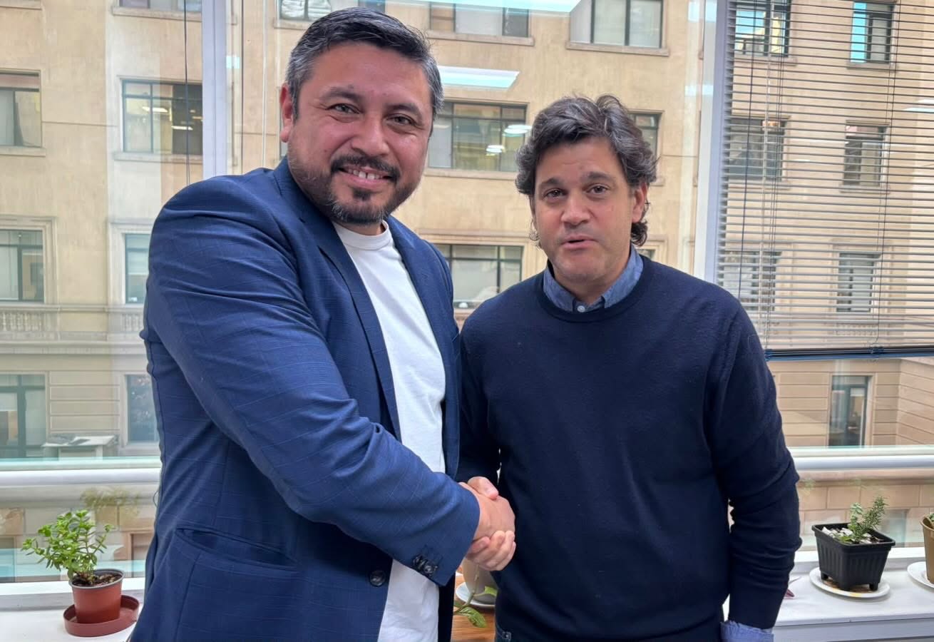 En este momento estás viendo ALCALDE Y ADMINISTRADORA MUNICIPAL SE REÚNEN CON REPRESENTANTE DE LA ASOCIACIÓN CHILENA DE MUNICIPALES