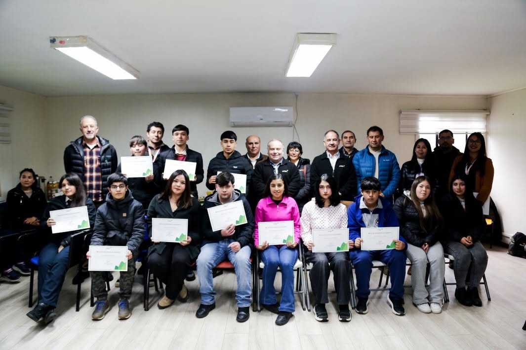 En este momento estás viendo ENTREGA DE BECAS DE EXCELENCIA ACADÉMICA CMPC 2026