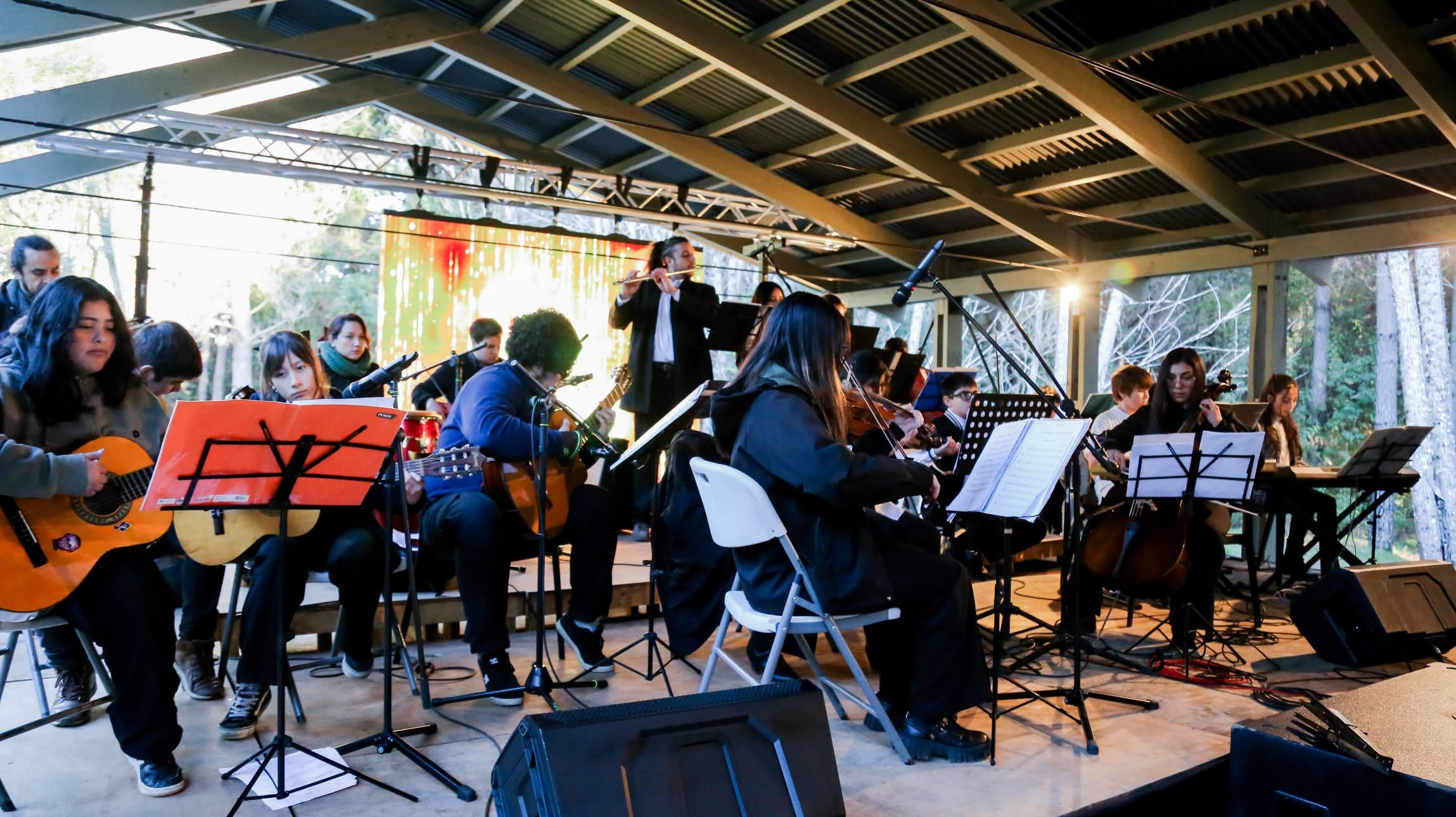 En este momento estás viendo CONCIERTO DE OTOÑO REUNIÓ A LAS FAMILIAS EN PARQUE BOSQUE VIVO CMPC LASTARRIA