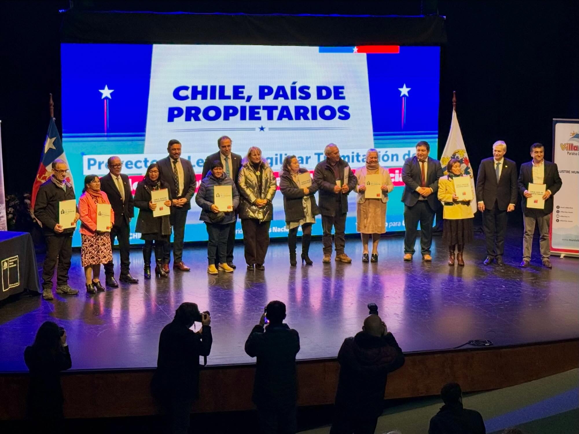 En este momento estás viendo 15 FAMILIAS DE LONCOCHE RECIBEN SUS TÍTULOS DE DOMINIO EN CEREMONIA ENCABEZADA POR PRESIDENTE DE LA REPÚBLICA