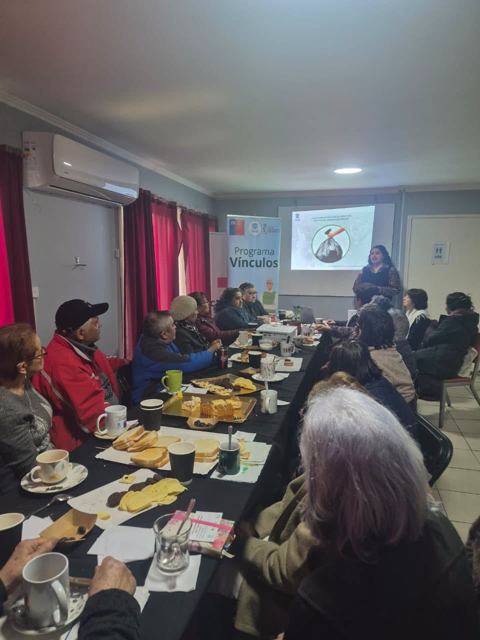 En este momento estás viendo PERSONAS MAYORES PARTICIPAN EN CONVERSATORIO SOBRE CUIDADO DEL MEDIO AMBIENTE