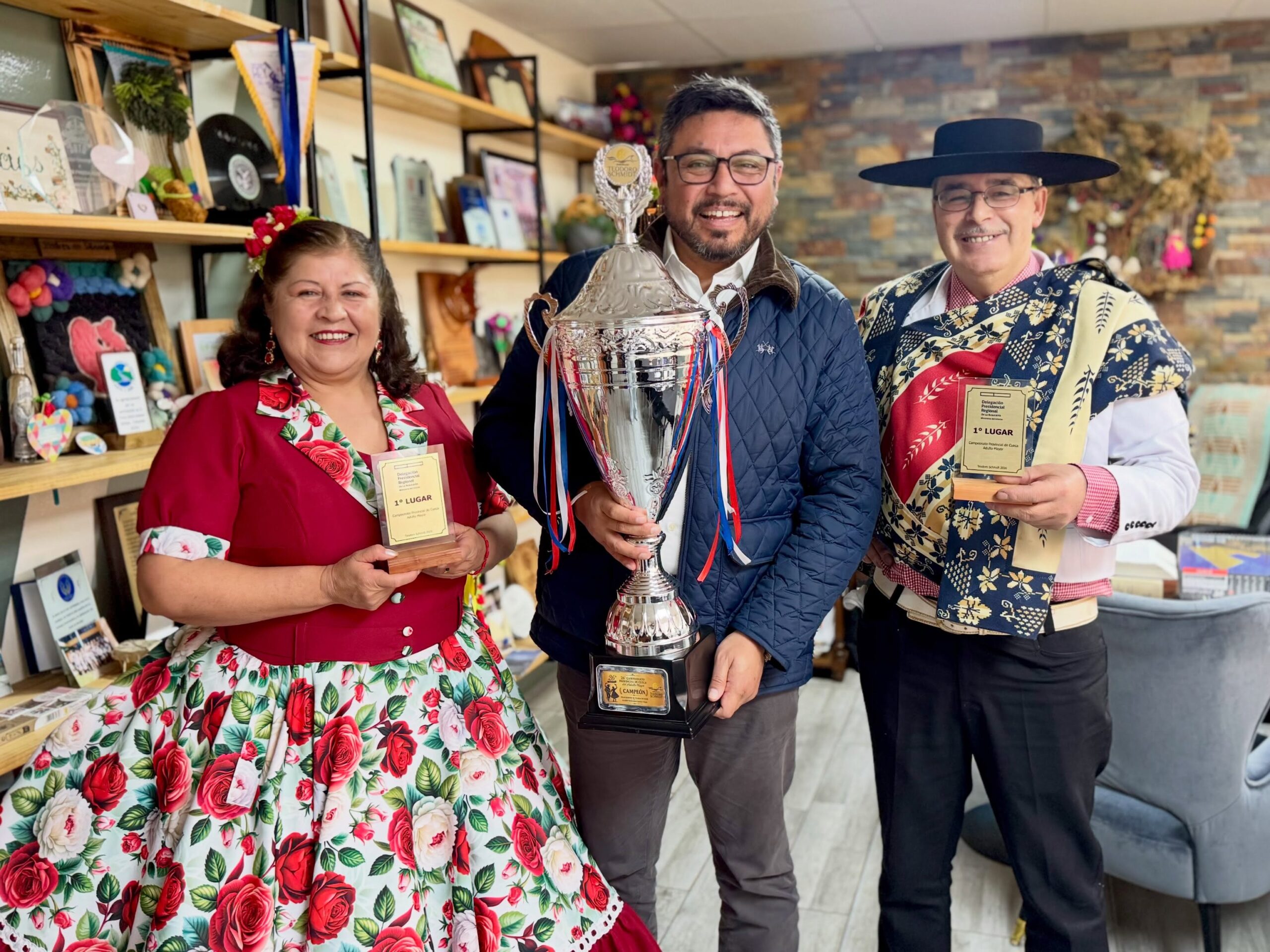 En este momento estás viendo RECONOCIENDO A NUESTROS CAMPEONES PROVINCIALES DE CUECA ADULTO MAYOR 2026