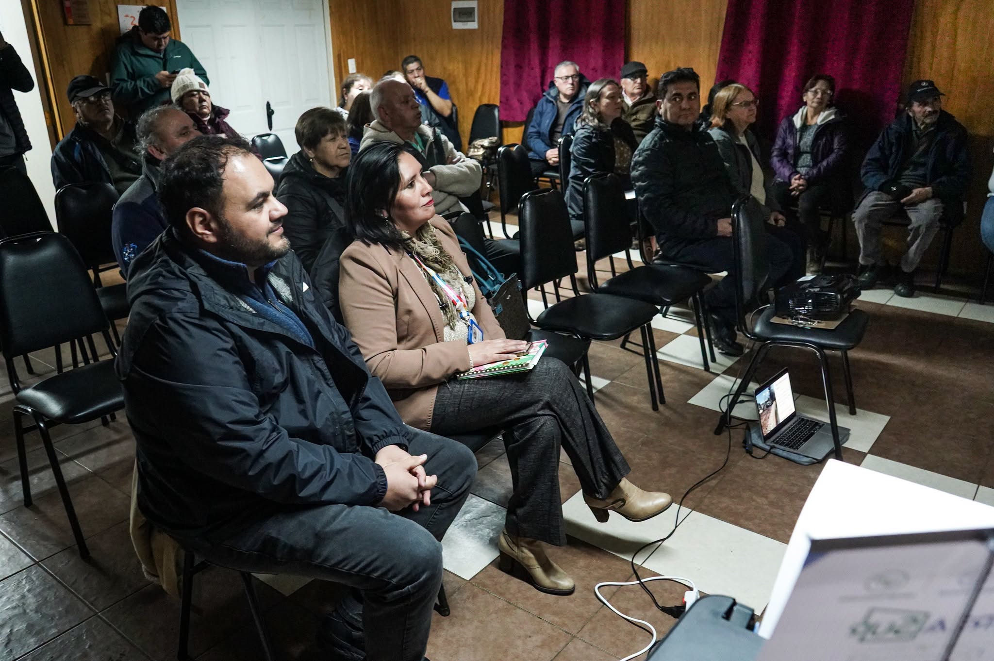 En este momento estás viendo MUNICIPALIDAD SOSTIENE REUNIÓN INFORMATIVA CON VECINOS DE POBLACIÓN SAN ANTONIO
