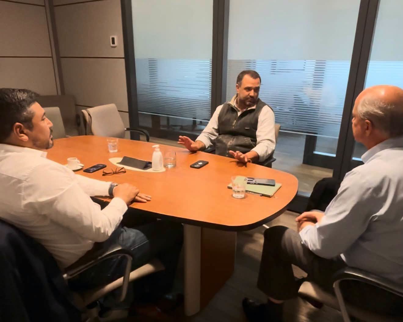 En este momento estás viendo ALCALDE SOSTIENE REUNIÓN CON FORESTAL ARAUCO Y AMUCH PARA IMPULSAR INVERSIONES Y DESARROLLO EN LONCOCHE
